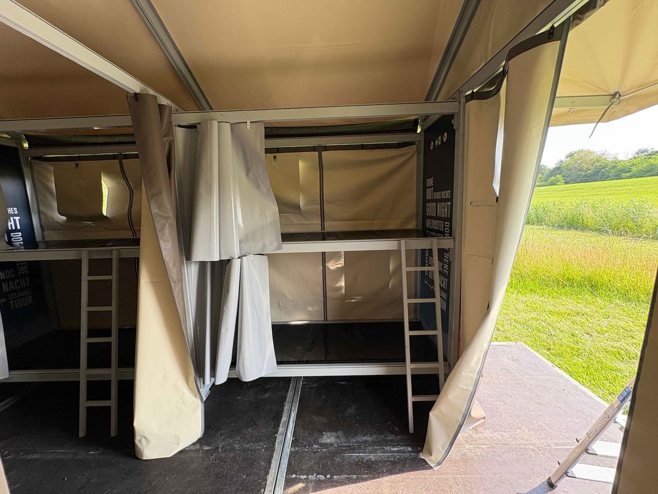 Bed-Stay in de Bed-Stay Hostel buiten opstelling 